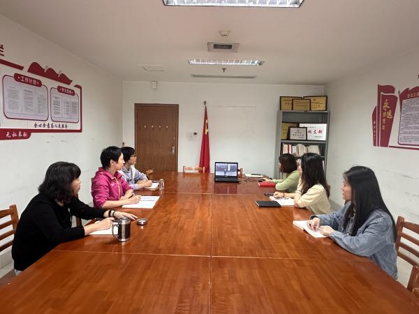 观看党员教育片《入党》.jpg