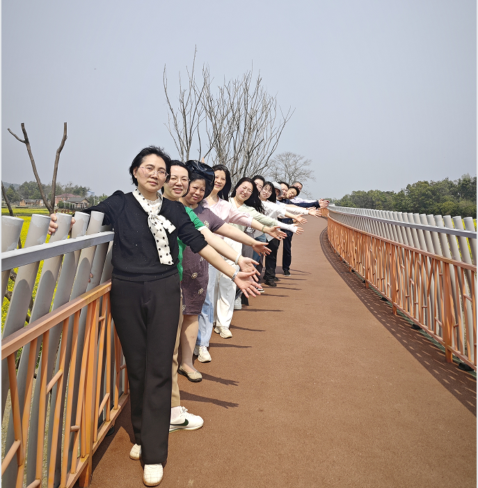 赏春色 品诗韵 聚师心