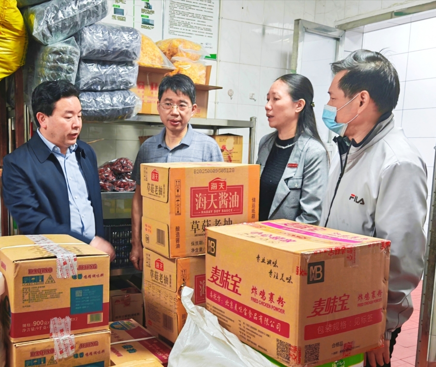 校领导带队督查学生食堂管理