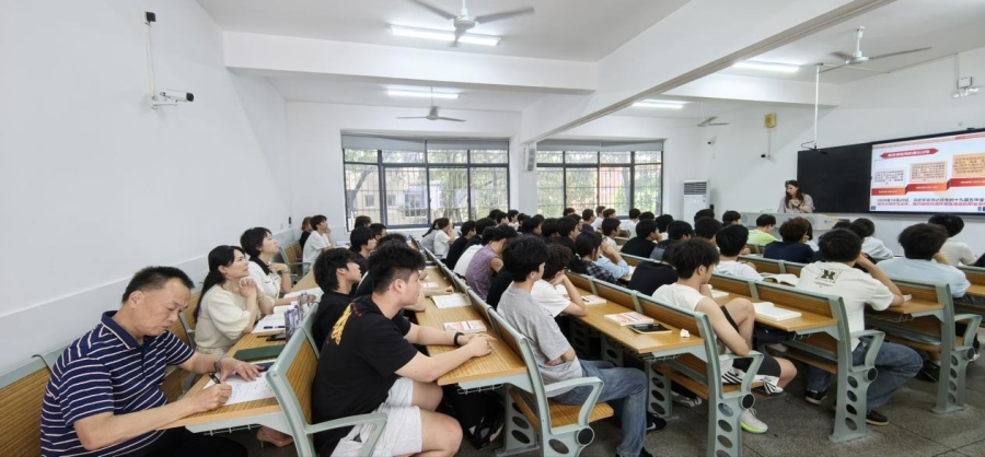 省高校思政课教指委专家来校开展推门听课与调研指导